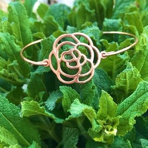 Old Navy rose gold flower bangle bracelet!!